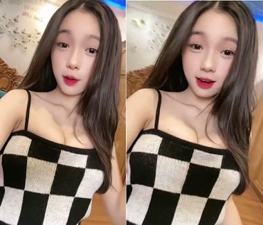 Địt em áo caro trong toilet thì cặc phê lòi