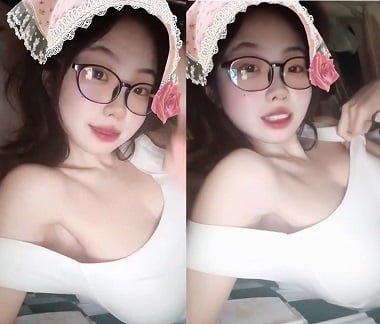 Em gái xinh đẹp đang ham muốn phản ứng nước khi quan hệ